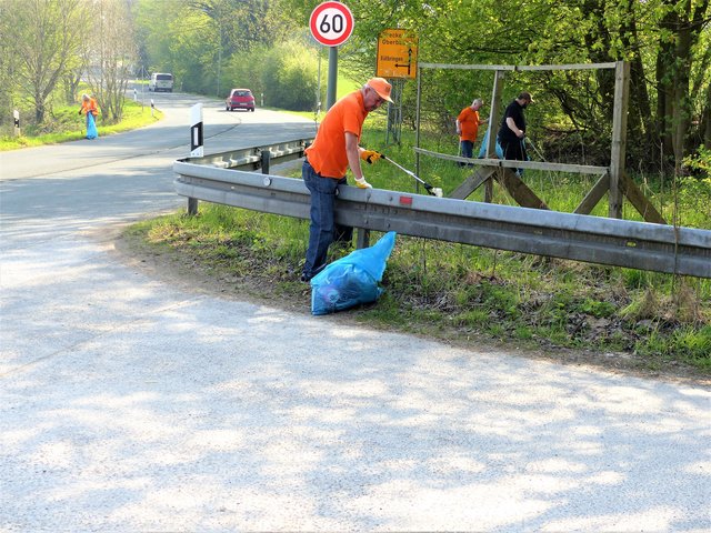 Auch hinter Leitplanken wird Müll versteckt