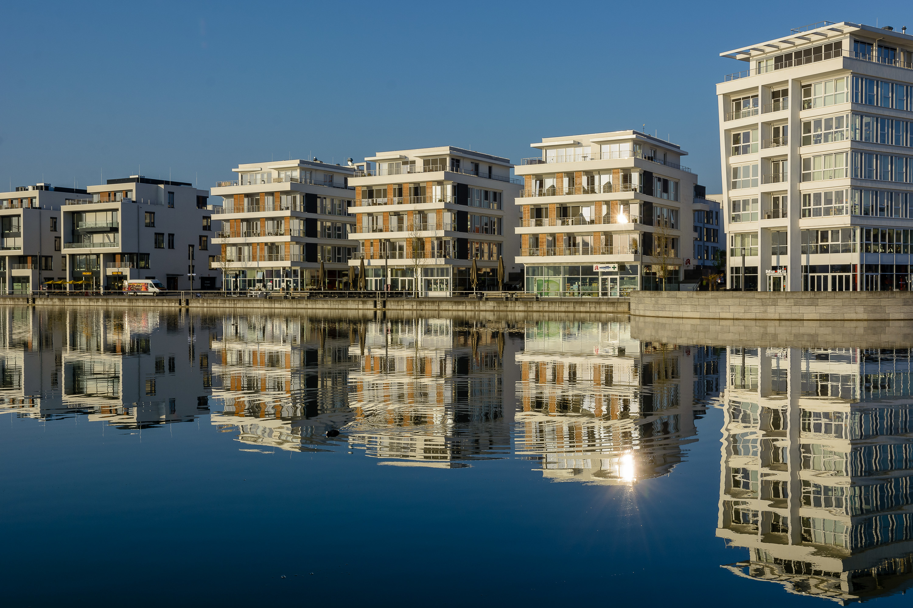 Die westliche Seite des Sees liegt morgens im Licht der aufgegangenen Sonne