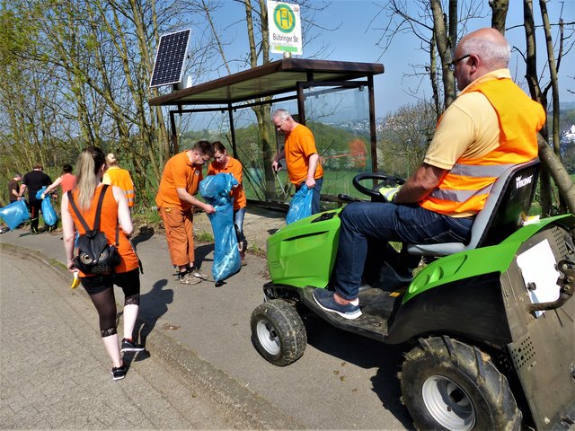 Der Müll wird zusammen geschüttet