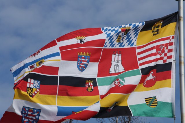 wo diese Flagge weht , da hängt es an der Wand , das Schild