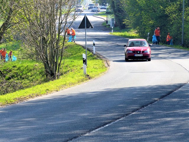 Es müssen ganz schön kräftige Menschen sein, die den Müll so weit werfen können