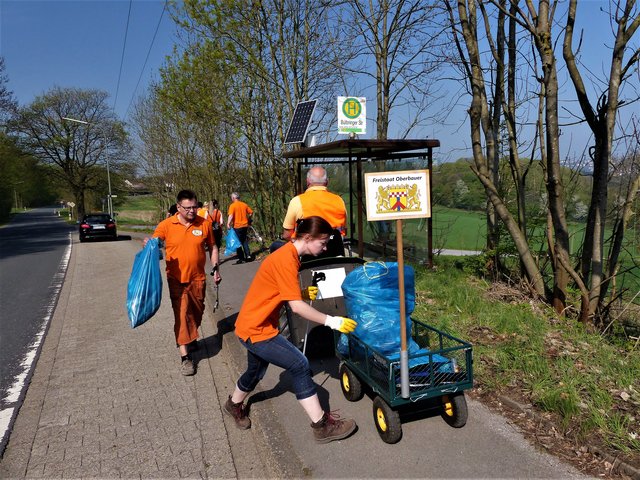 Selbst der Anhänger wird als Zwischenlager genutzt
