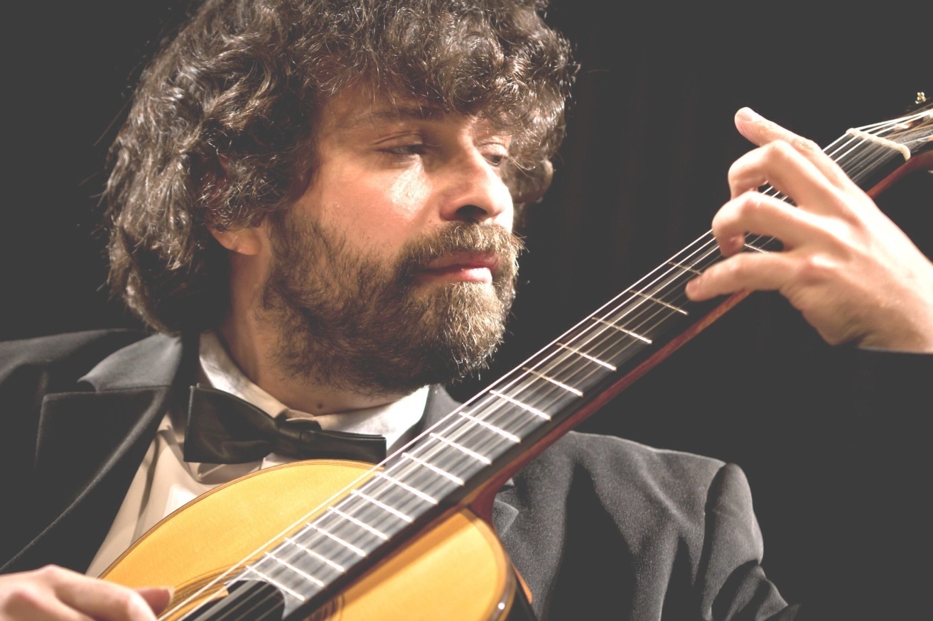 Prof. Finkelstein ist Meister der klassischen Gitarre und internationale Preisträger.