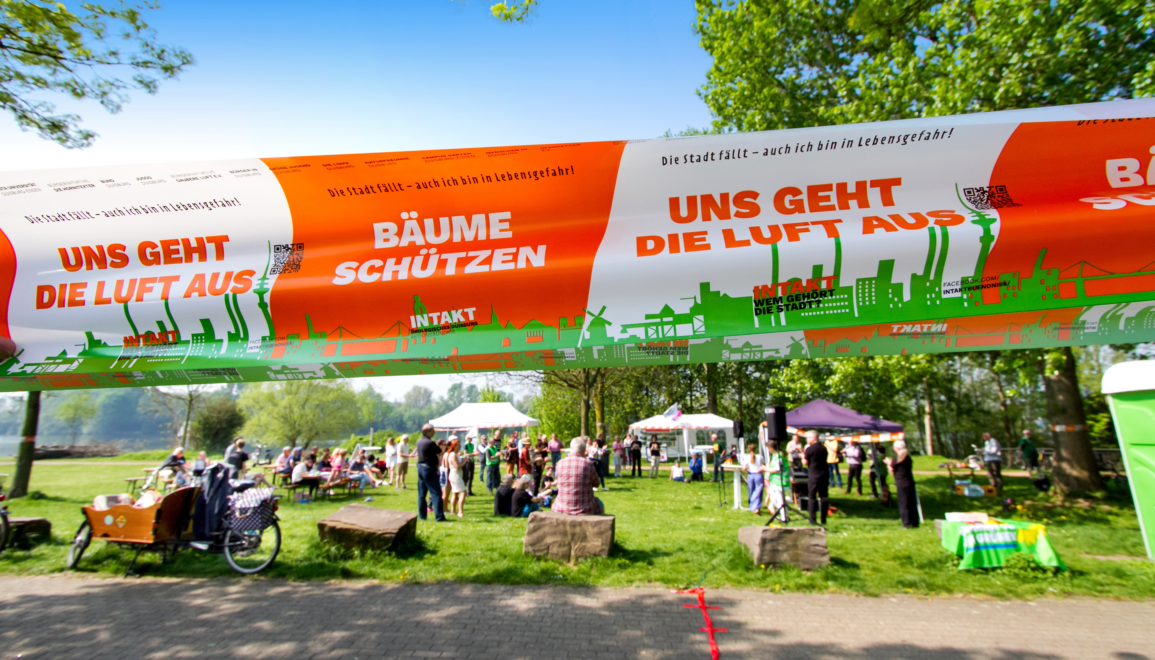 Rund 3.000 Banderolen wurden im Duisburger Stadtgebiet in der Nacht von Samstag, 21. April, auf Sonntag um alte Bäume gebunden. Genau so viele Bäume sollen ungefähr schon seit fehlender Baumschutzsatzung gefällt worden sein, so das Aktionsbündnis "INTAKT".