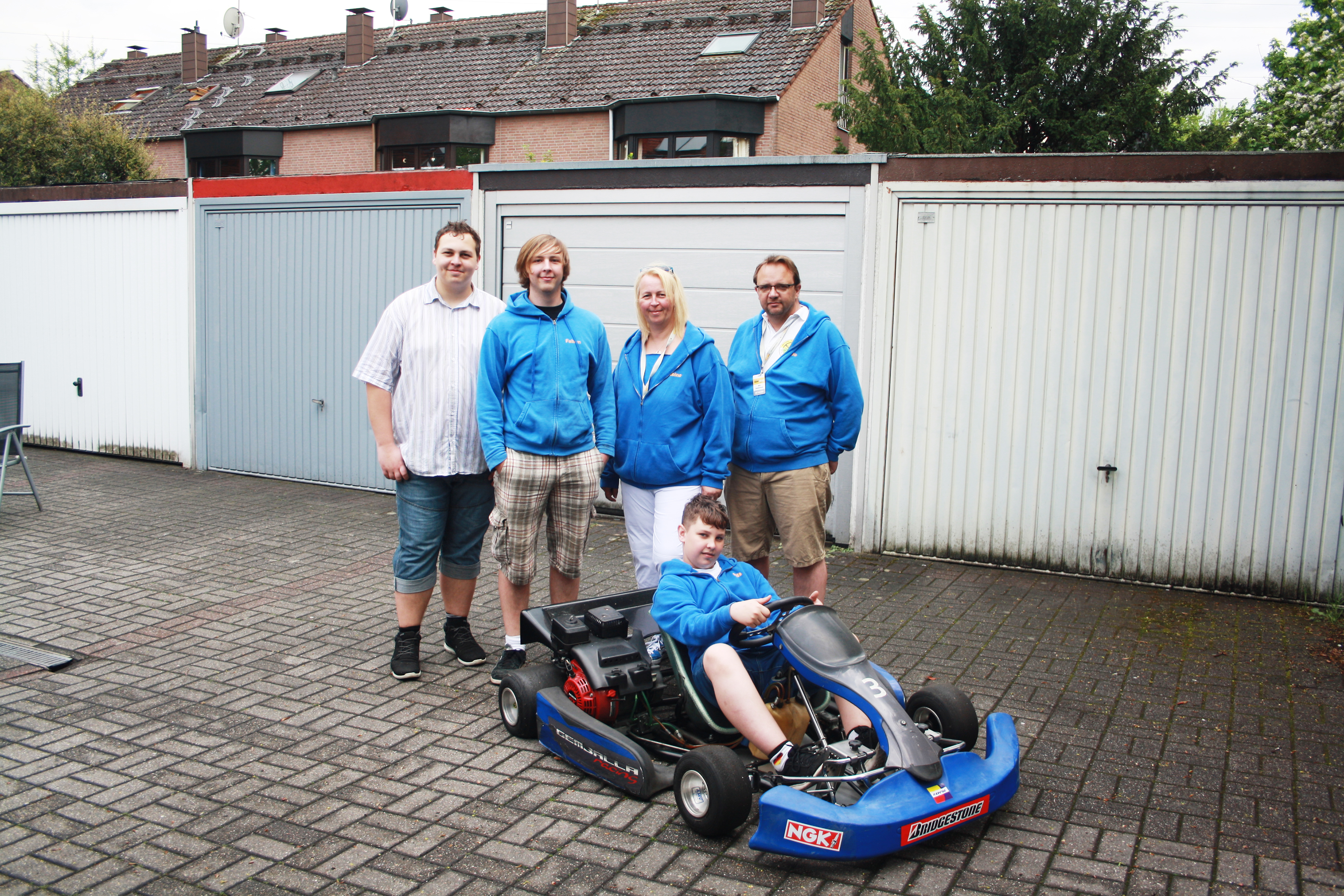 Die kartsportbegeisterte Familie Zimmermann aus Wickede (v.l.n.r.): die Söhne Kevin und Fabian und die Eltern Sabine und Guido Zimmermann sowie der jüngste Spross Connor vorne im Kart.
