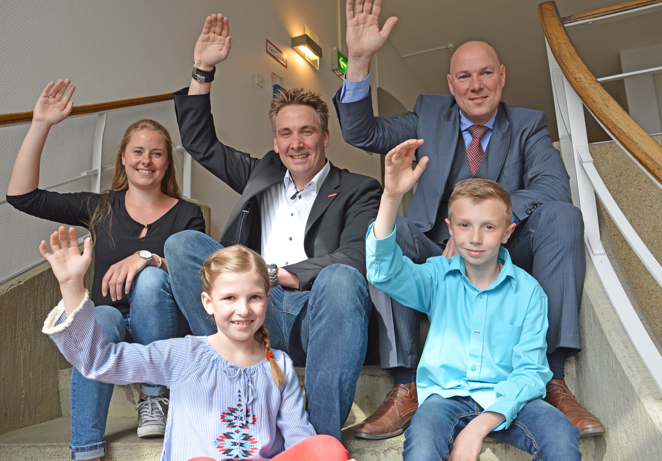 Velberts Bürgermeister Dirk Lukrafka (hinten, von rechts) empfing das designierte Stadtprinzenpaar der Session 2018/2019 im Rathaus: Dennis Fülling und Jessica Otte wollen für Stimmung unter den Narren sorgen. Als Kinderprinzenpaar werden zudem Ruben Gomez Hinchado und Marika Hübinger zu sehen sein.