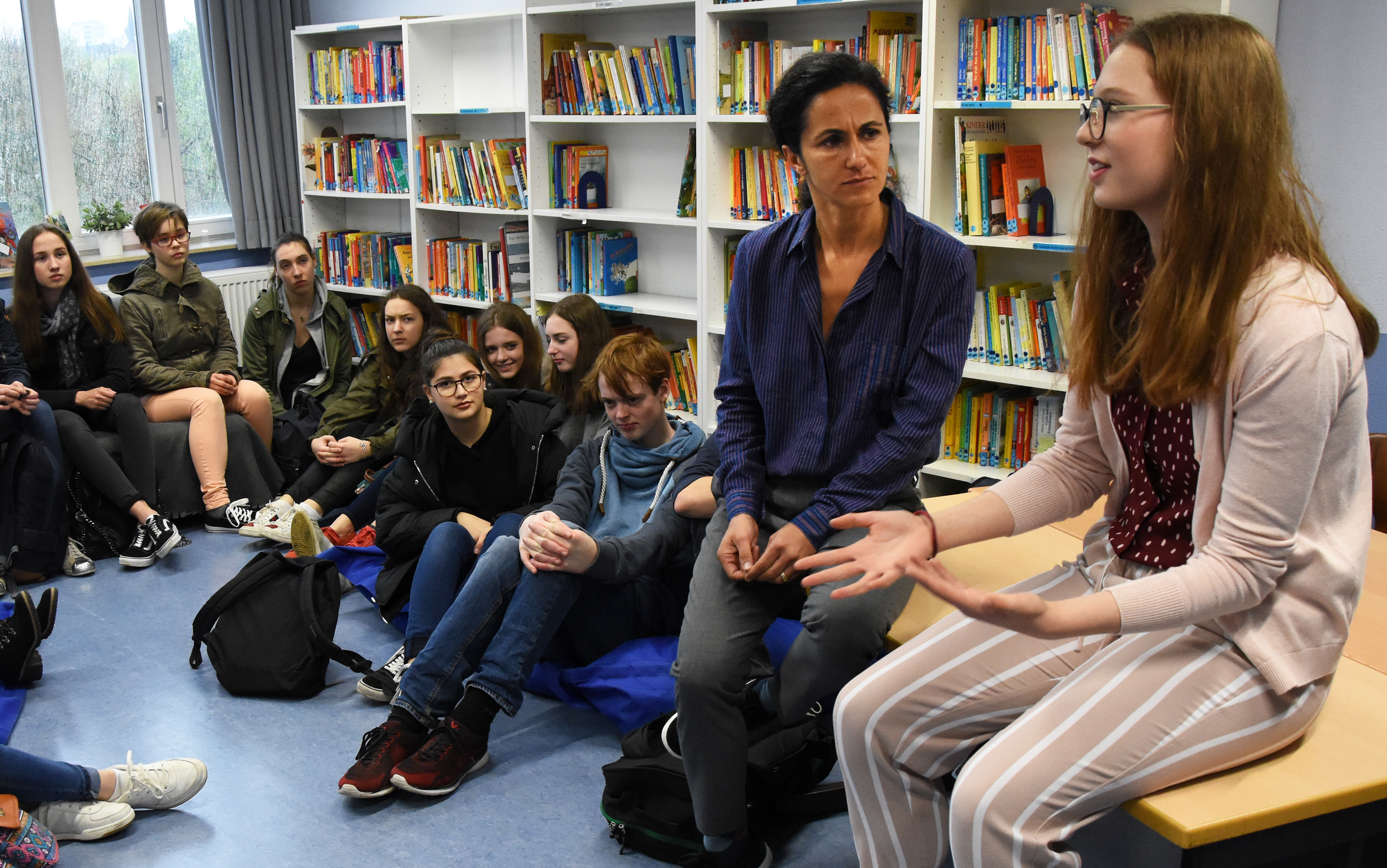 Die Ärztin Shabnam Fahimi-Weber kennt aus Praxen in Rüttenscheid und Bochold die großen Unterschiede im Sprachvermögen bei Kindern. Hannike (r.) vom Gymnasium werden informiert interessierte Goetheschüler über Patenschaften für Grundschulkinder aus dem Essener Norden.