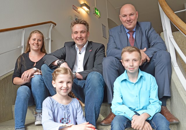 Velberts Bürgermeister Dirk Lukrafka (hinten, von rechts) empfing das designierte Stadtprinzenpaar der Session 2018/2019 im Rathaus: Dennis Fülling und Jessica Otte wollen für Stimmung unter den Narren sorgen. Als Kinderprinzenpaar werden zudem Ruben Gomez Hinchado und Marika Hübinger zu sehen sein.