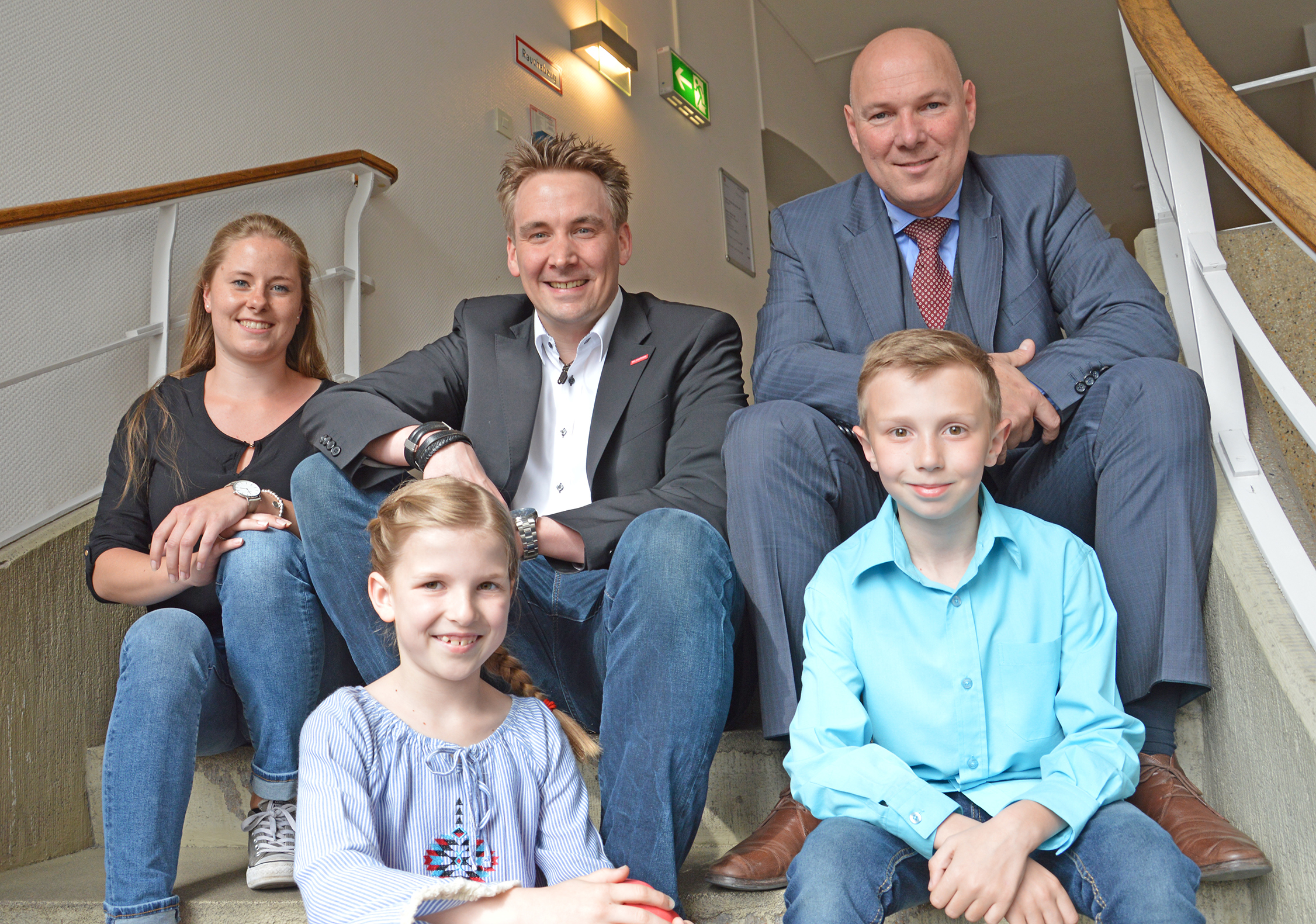 Velberts Bürgermeister Dirk Lukrafka (hinten, von rechts) empfing das designierte Stadtprinzenpaar der Session 2018/2019 im Rathaus: Dennis Fülling und Jessica Otte wollen für Stimmung unter den Narren sorgen. Als Kinderprinzenpaar werden zudem Ruben Gomez Hinchado und Marika Hübinger zu sehen sein.