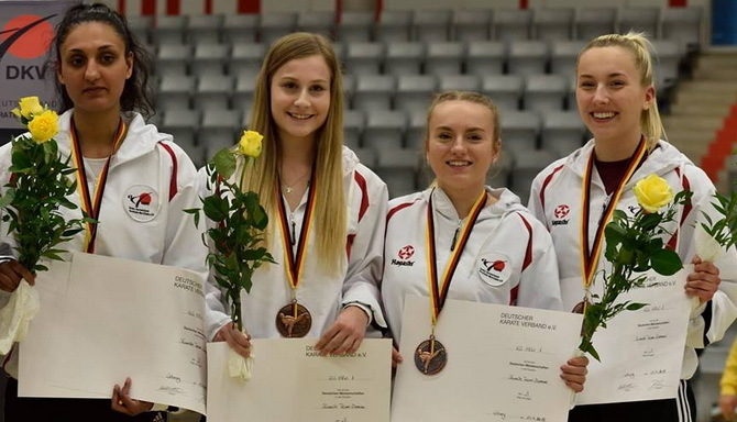 (Foto vl.: KG-1 NRW: Aneet Kahlon, Anna-Marie Woltering, Meike Drexhage, Celina Feemer)