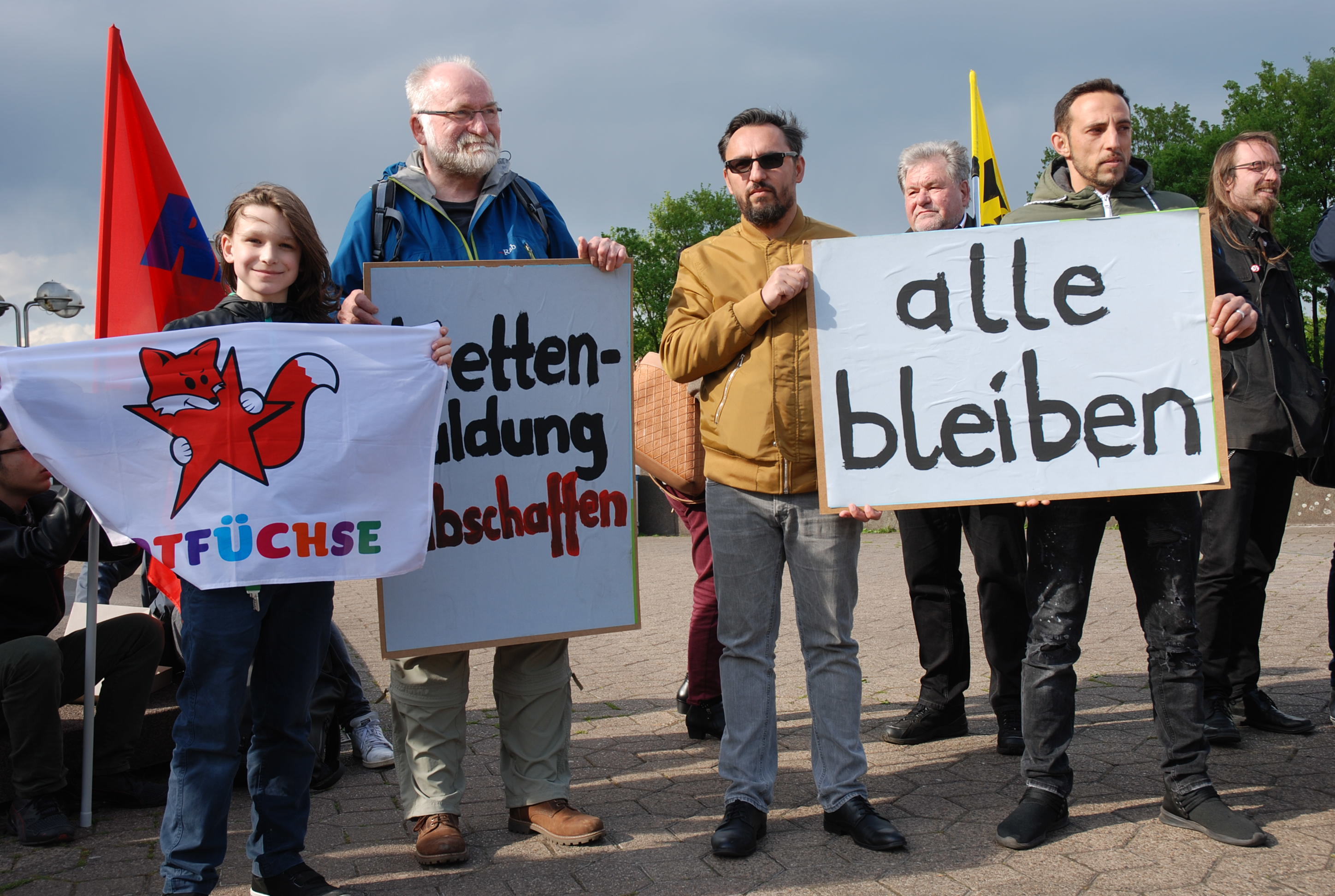 Zahlreiche Menschen waren zur Kundgebung für das Bleiberecht der Roma-Familie aus Altendorf gekommen.
