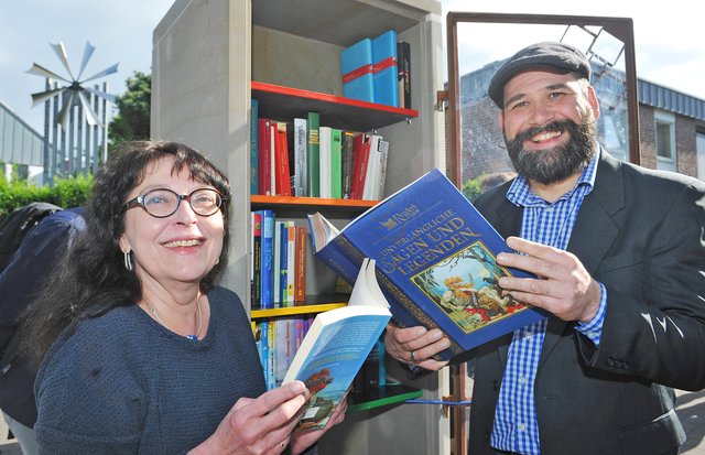 Die "Eltern des Bücherschrankes" Hiltrud Markett und Sven Lucht. Foto: Michael de Clerque