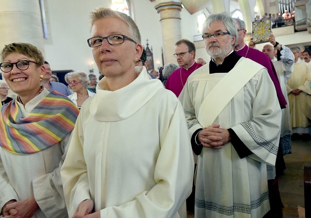 Feierlich war der Einzug in die vollbesetzte Kirche. Und auch das Spalier, durch das Pfarrer Benedikt Ogrodowczyk nach der Messfeier von der Kirche bis zum Gemeindesaal schreiten durfte, hat Eindruck bei dem Geistlichen hinterlassen.