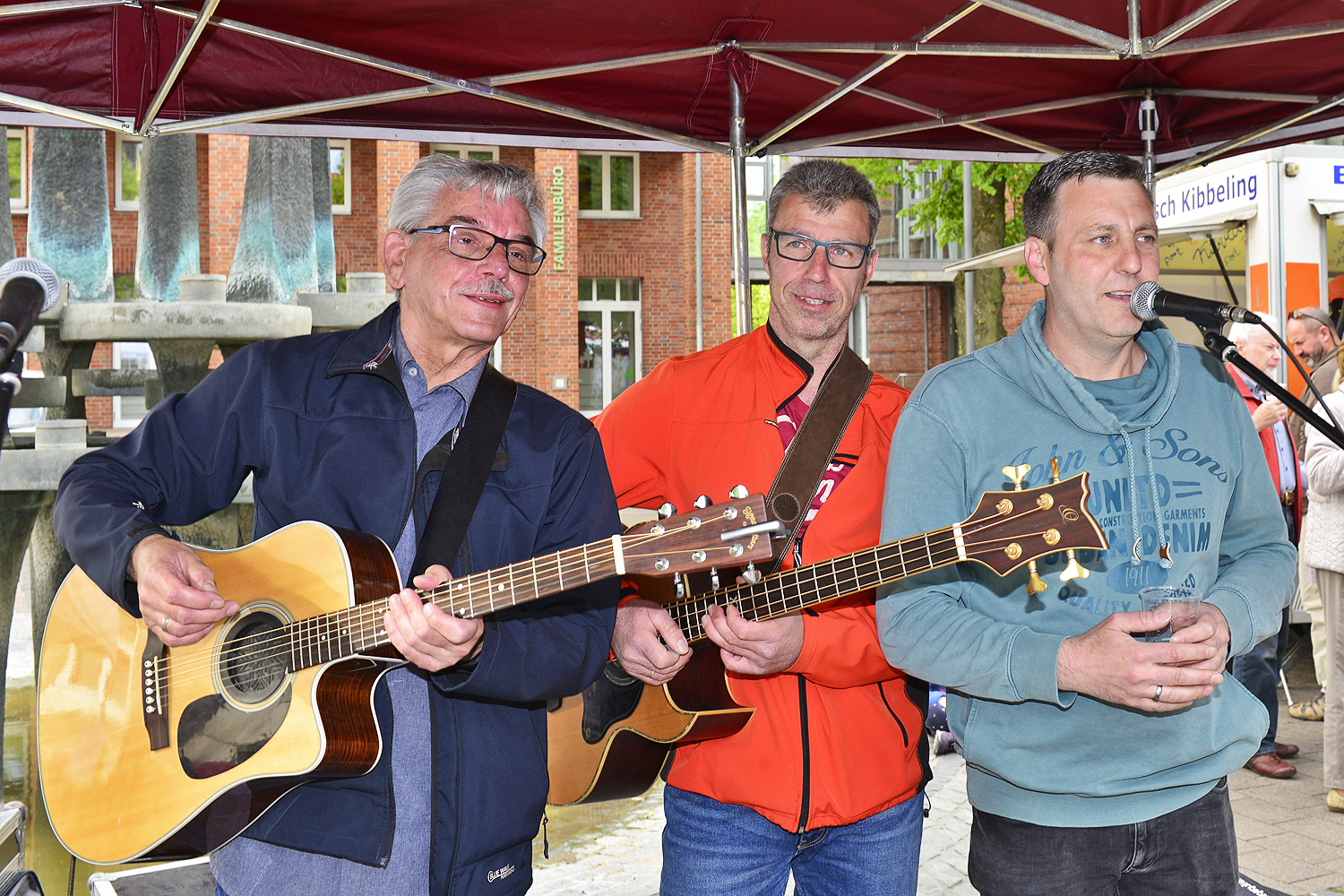 Feierabendmarkt-Organisator Martin Fries (re. bei der Begrüßungsrede) hatte das Duo "Fremde Federn" zum Auftakt der Feierabendmarkt Neuauflage am 27. April 2018 auf dem Gladbecker Rathausplatz zur musikalischen Unterstützung engagiert. Foto: Kariger