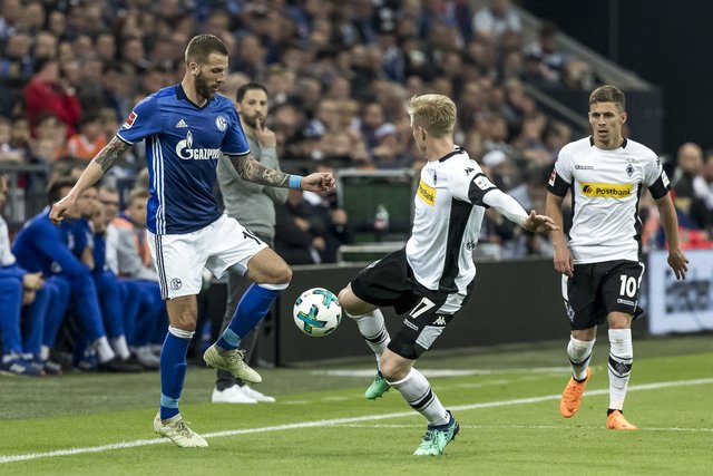 Guido Burgstaller (l.) sammelte mal wieder sehr viele Fleißkärtchen. Als der S04 in Unterzahl spielen musste, stellte er beinahe im Alleingang die Gladbacher Abwehr zu.