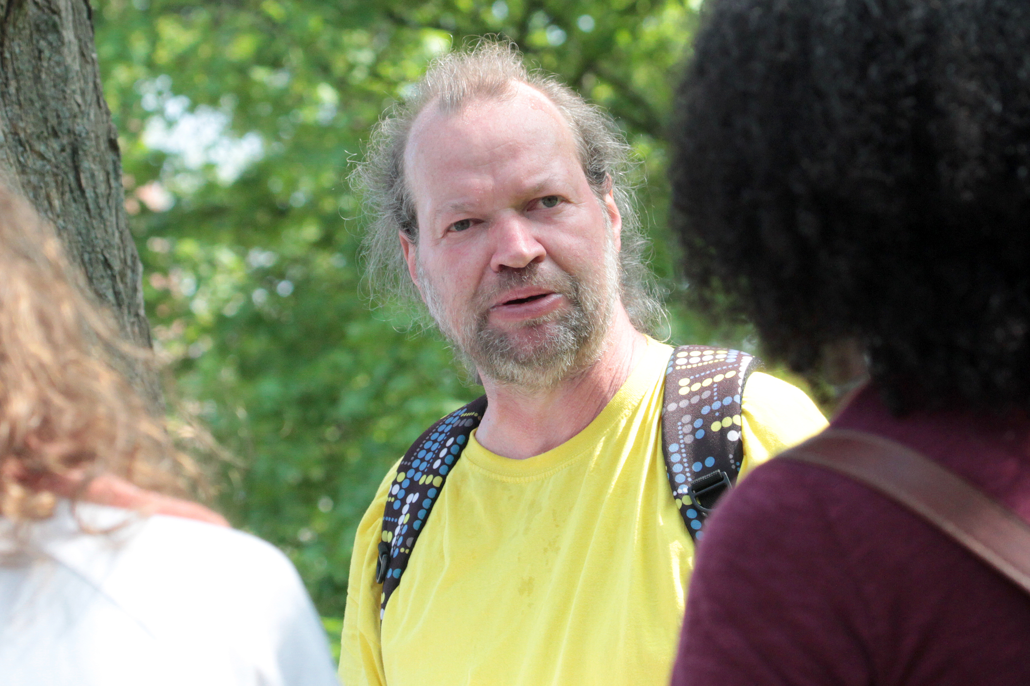 Markus, Stadtführer des Vereins "bodo", gibt seinen Zuhörern einen Einblick in die Situation der Wohnungslosen und berichtet über die Hilfeangebote im Bereich der Innenstadt.