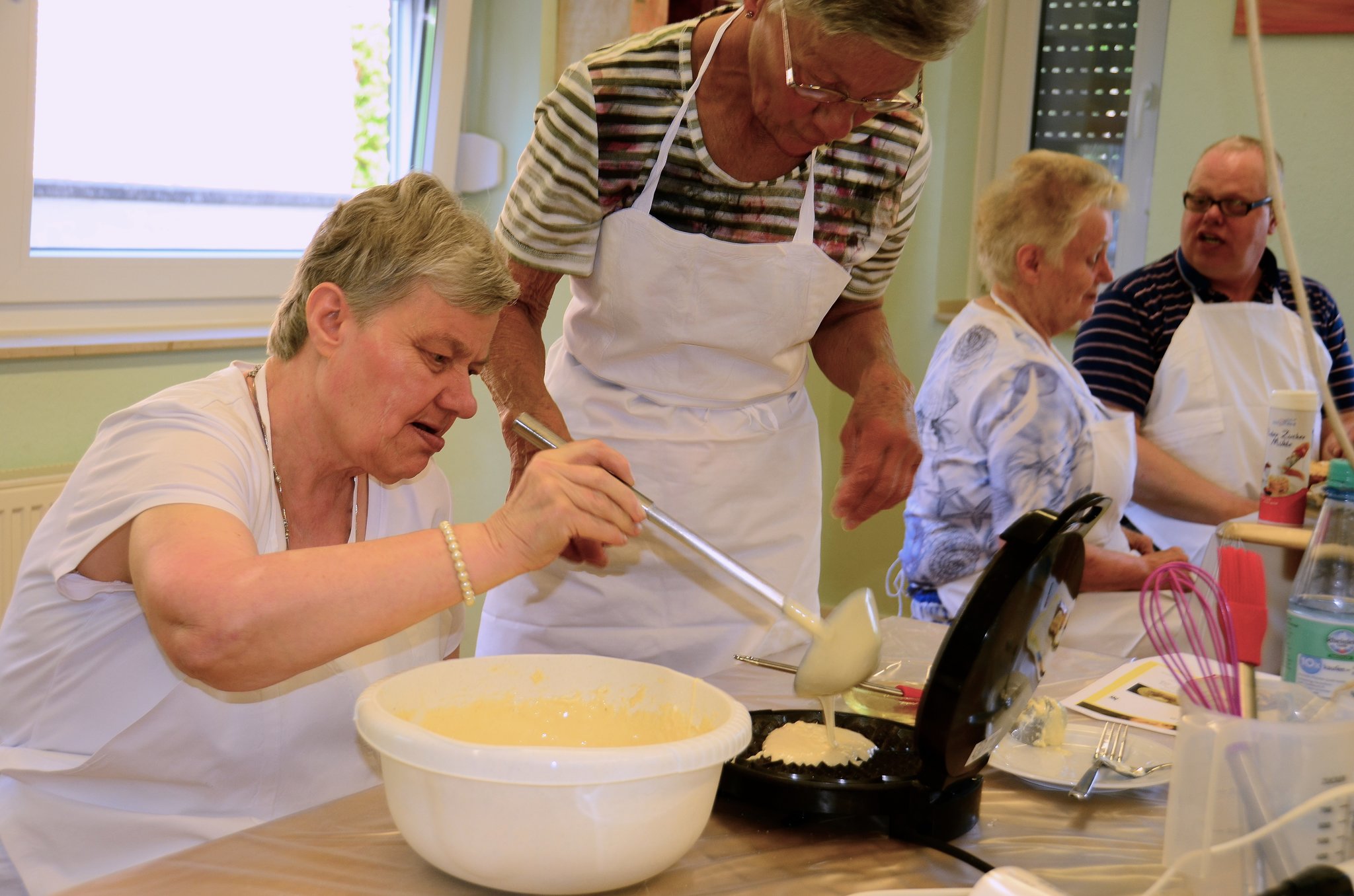 Leckere Waffeln bringen glückliche Gesichter - Bedburg-Hau