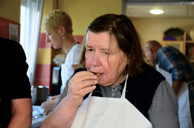 Frauen und Männer des LVR-HPZ beim Waffeln backen