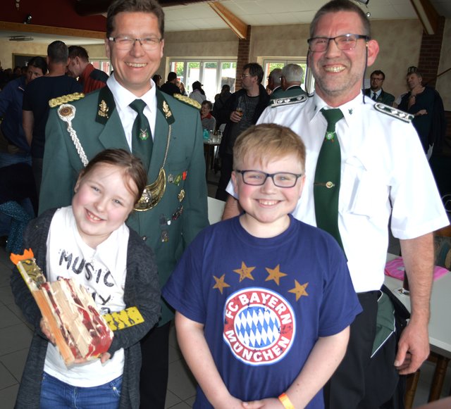Die neue Birtener Kinderkönigin Melissa Wilbert mit ihrem Prinzen Marten Messerschmidt, dahinter Brudermeister Hans-Georg Angenendt und Schießmeister Heiner Engeln.