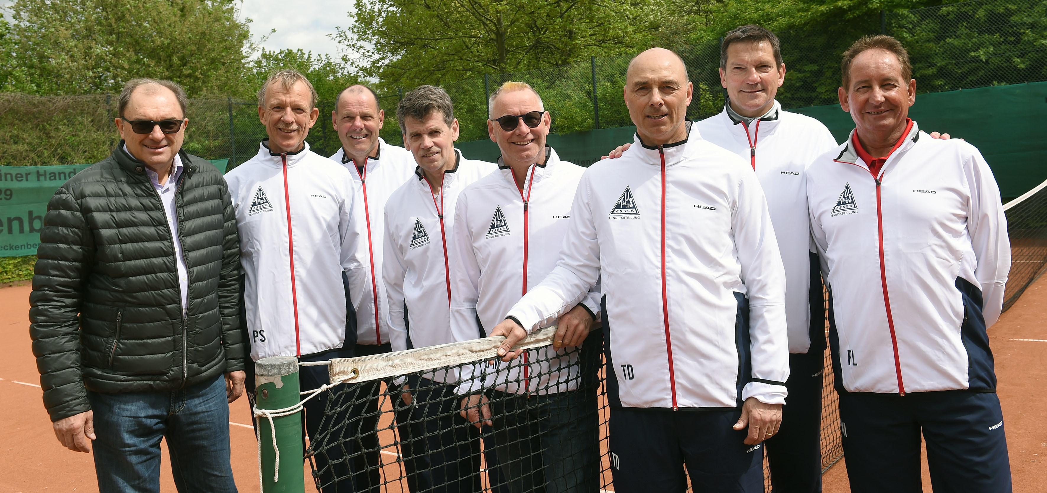 Freude über den ersten Saisonsieg: (v.l.) Dieter Gruber (Coach), Peter Schreckenberg, Detlef Hungerberg, Maris Rozentals, Patrick Marteijn, Thomas Drees, Axel Goike und Fernando Luna. Es fehlen: Joachim Sieg und Henri de Wet.Fotos (2): Debus-Gohl