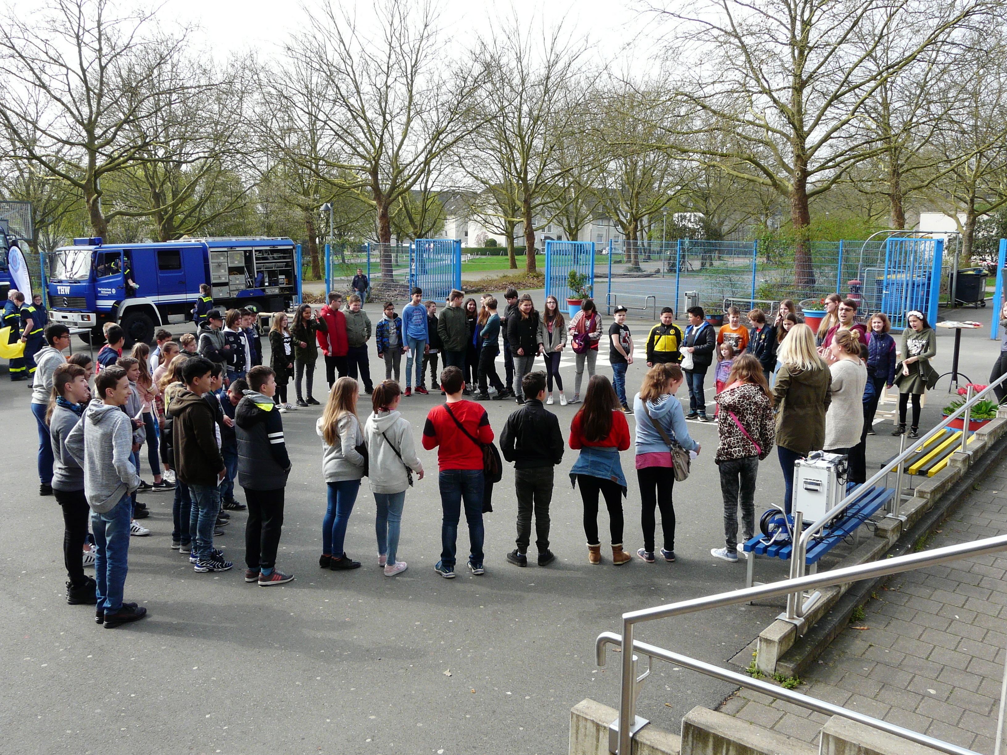 Zum Auftakt des Aktionstages an der Realschule in Kirchlinde wurden mit der ganzen Gruppe Aufwärmspiele gespielt. (Foto: H. Höne)