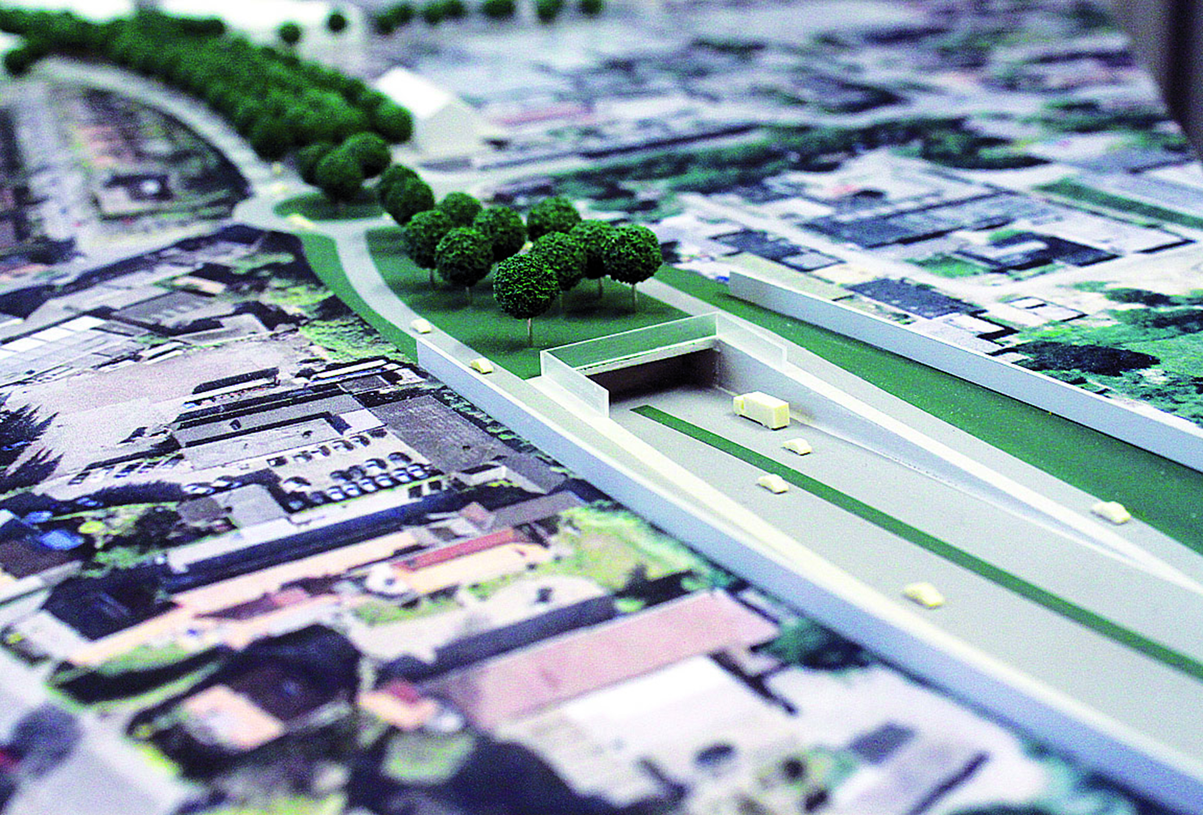 Allen Unkenrufen der Autobahngegner zum Trotz: Im Zuge des Ausbaus der B 224 auf Gladbecker Stadtgebiet wird das neue Teilstück der Autobahn A 52 einen 1,5 Kilometer langen Volltunnel erhalten. Und bei der Gestaltung des Tunneldeckels sollen die Gladbecker Wünsche Berücksichtigung finden. Obiges Foto zeigt das das bereits 2012 präsentierte Modell der geplanten Anschlussstelle in Höhe der Grabenstraße in Stadtmitte.
Foto: Stadt Gladbeck