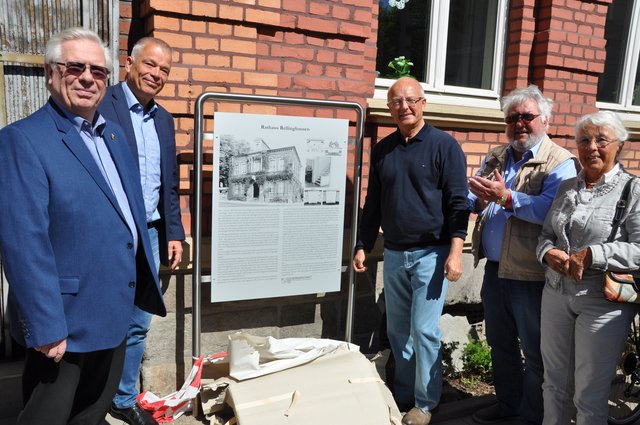 Bezirksbürgermeister Gerhard Barnscheidt, GSE-Chef Heribert Piel, Reinhard Paß und Johannes Stoll vom Vorstand der Bürgerschaft enthüllten die neue Denkmaltafel steht neben dem ehemaligen Haupteingang des Gebäudes an der Frankenstraße.