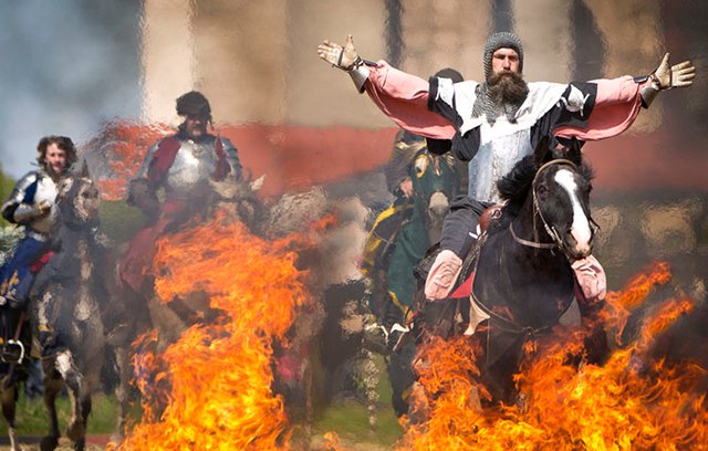 Immer wieder ein farbenprächtiger Nervenkitzel: Die Ritter bieten eine spektakuläre Show.