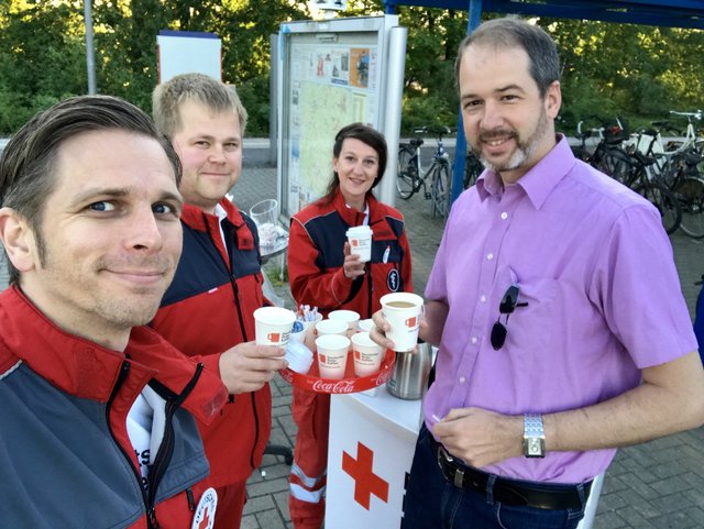 Gemeinsam stießen (v.l.) Sascha van Beek, Christian Peeters, Natascha Fries und Jan Höpfner mit "ihren" Ehrenamtlern auf den Weltrotkreuztag an