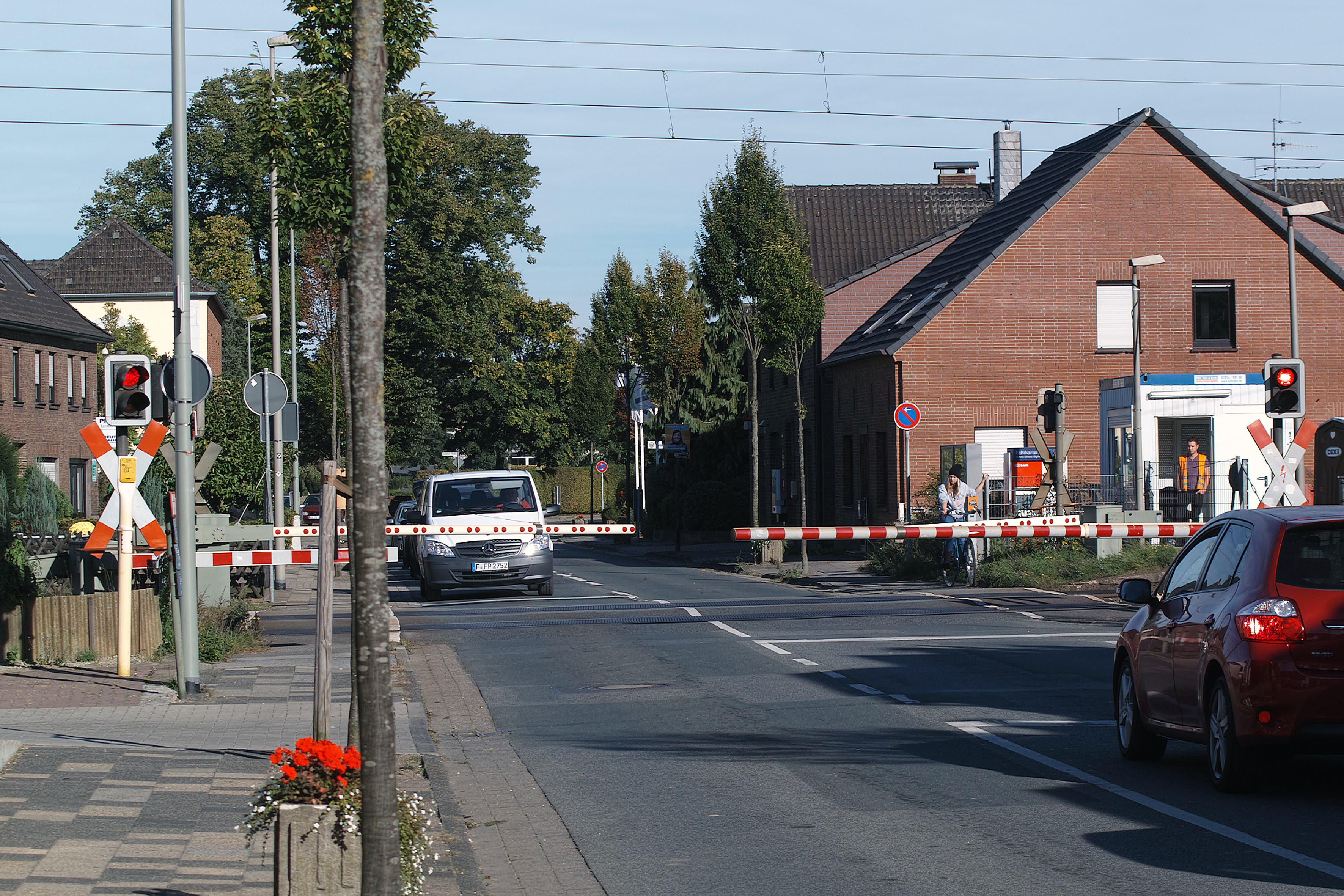 Im Zuge der Beseitigung des Bahnübergangs "Anholter Straße" wird auch ein Teilstück der L458 verlegt. ^Archivfoto: WachterStorm