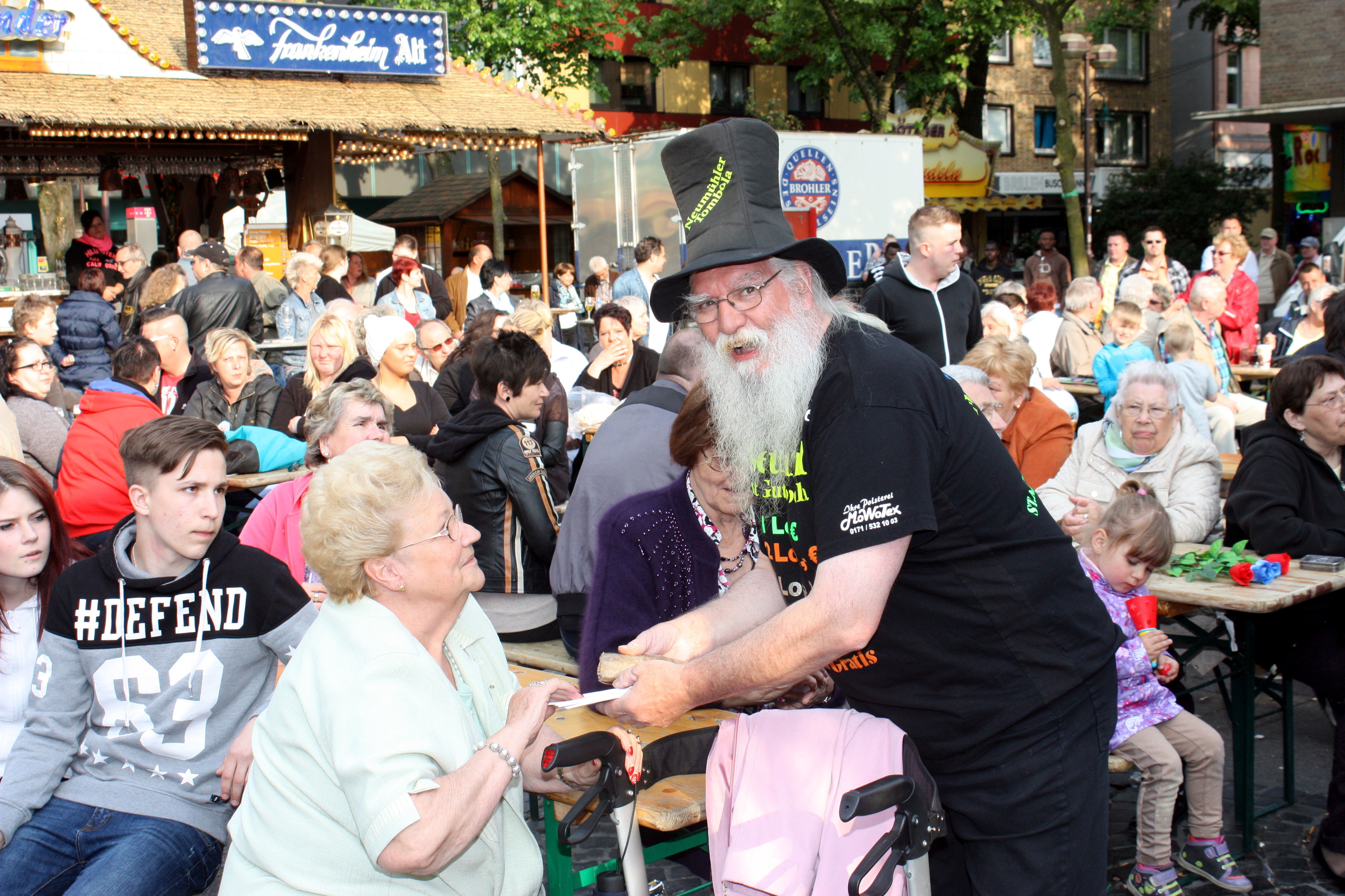 Foto Besucher:
Die zahlreichen Besucher bei den Neumühl-Festen werden ab morgen neben dem hochkarätigen Bühnenprogramm durch Sonderaktionen der Neumühler Kaufleute bestens unterhalten und angeregt, wie hier durch Neumühl-Original Fiete Wiczorek.
Fotos: Reiner Terhorst