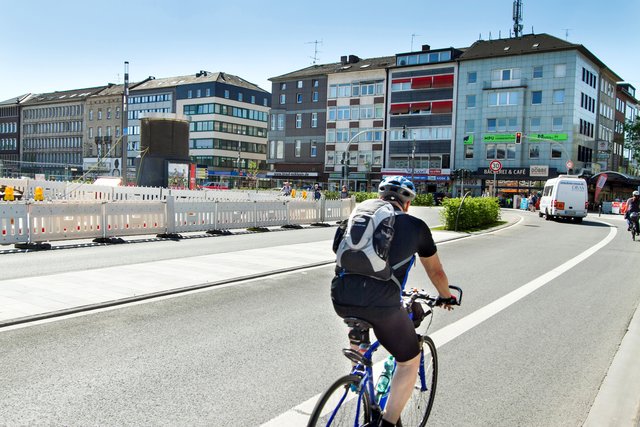 Für den Fahrradverkehr ist jetzt die lang erwartete Radverkehrsspur auf der Fahrbahn markiert.