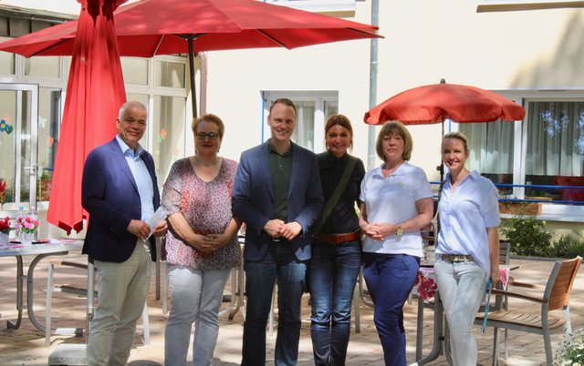 Heribert Piel (v.l.), Christine Müller-Hechfellner, Kai Gehring, Katja Seel, Ludmilla Rogalski, Ana Marić diskutiert über die Pflege und ihre personelle Situation.