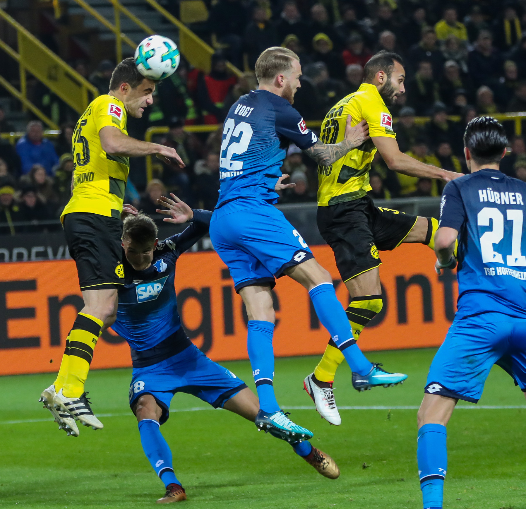Dem BVB gehen ausgerechnet vor dem wichtigen Auswärtsspiel bei der TSG Hoffenheim die Abwehrspieler aus. Sowohl Sokratis (am Ball) als auch Ömer Toprak (r.) werden fehlen. Erstgenannter wegen einer Sperre, Letzterer wegen einer Verletzung.