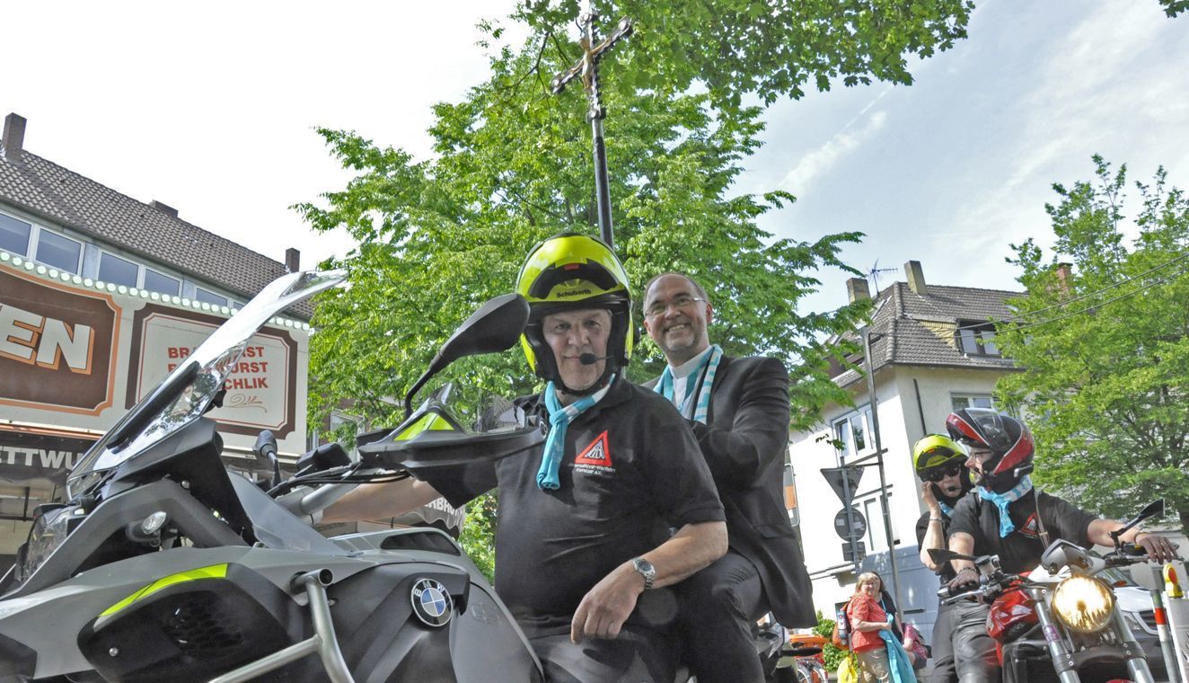 Als Sozius von Motorrad-Wallfahrer Willi Verhülsdonk ließ sich Weihbischof Rolf Lohmann zur Präsentation des Kreisdekanats Kleve bringen.