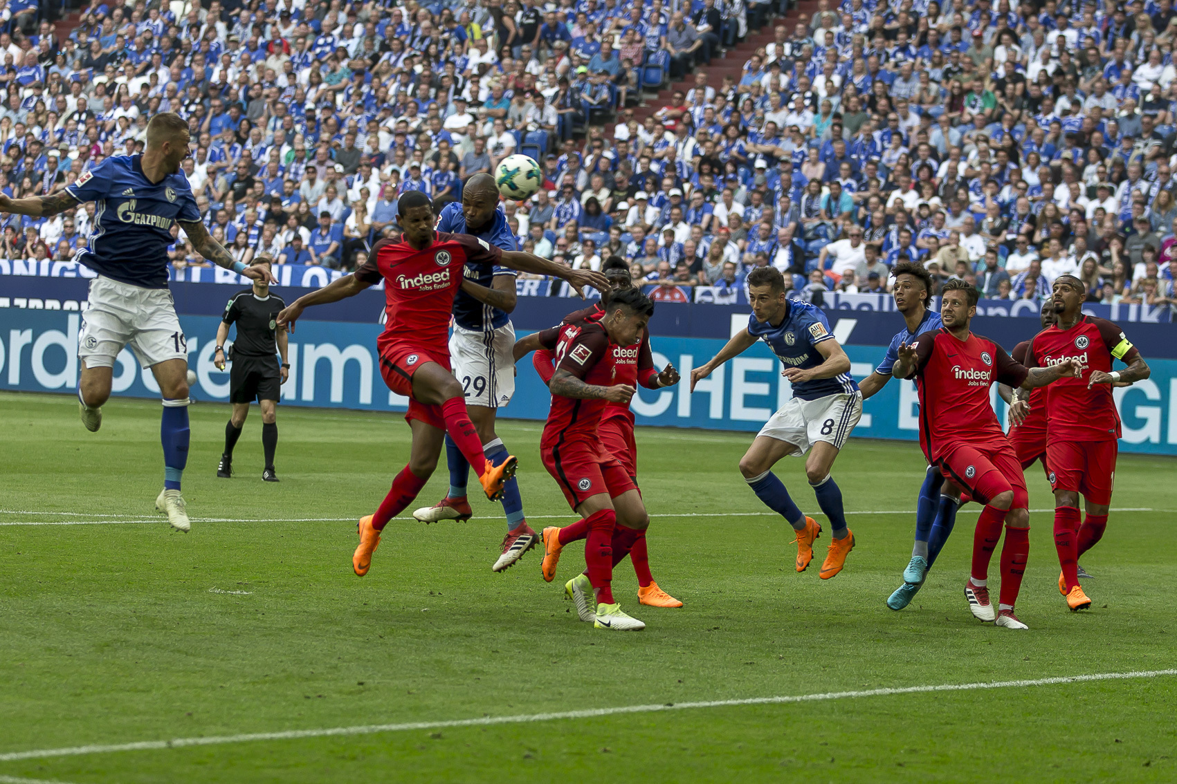 Optische Täuschung: Nicht Naldo (m.) köpft aufs Tor der Frankfurter. Guido Burgstaller (l.) war es, der das runde Leder kurz zuvor berührt hatte. Mit Erfolg. Kurz danach schlug der Ball zur Schalker Führung ein, dem Siegtreffer zugleich, wie sich später herausstellen sollte.