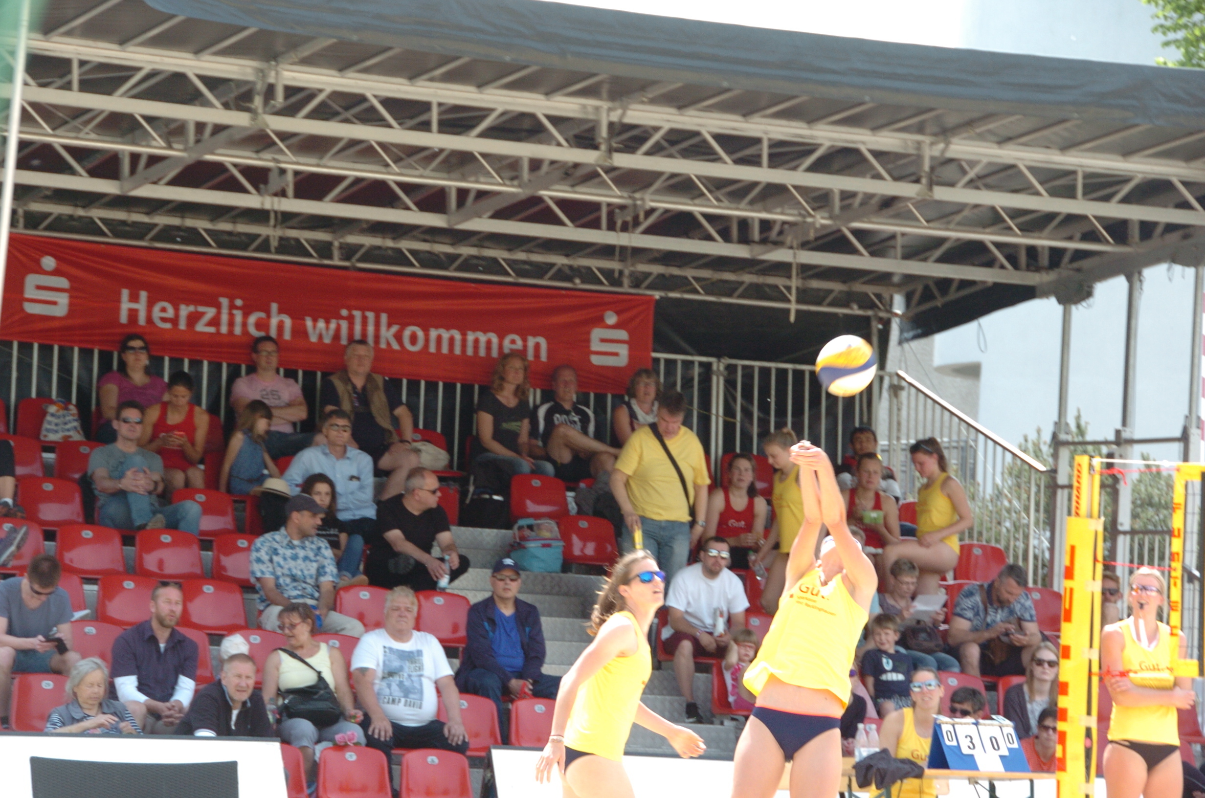 Zwillinge auf dem Vormarsch. Denn auch bei den Damen kämpften sich Lena und Sarah Overländer bis ins Endspiel. Aber zum Siegerpokal reichte es nicht. Sie unterlagen wie schon im Vorjahr Stefanie Hüttermann/Anja Hoja.