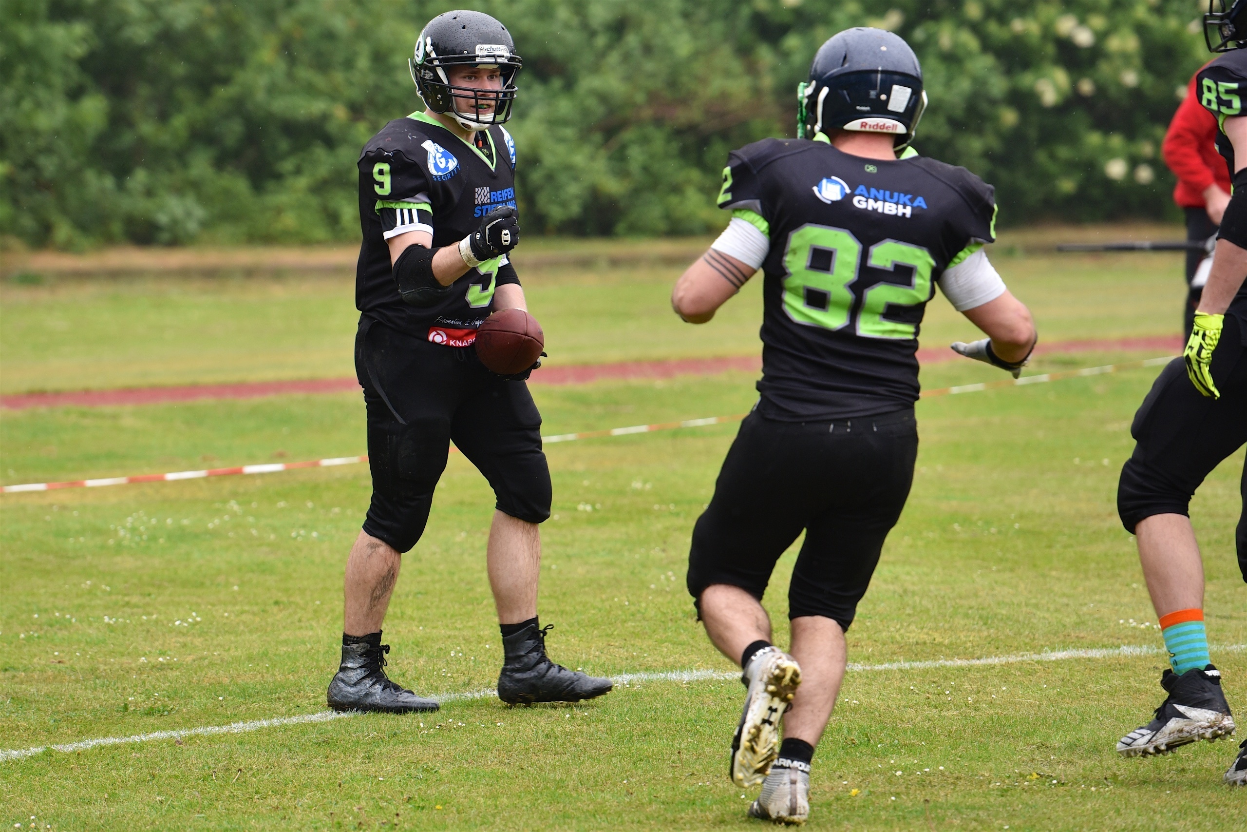 Runningback Oliver Voß feiert nach einem Touchdown