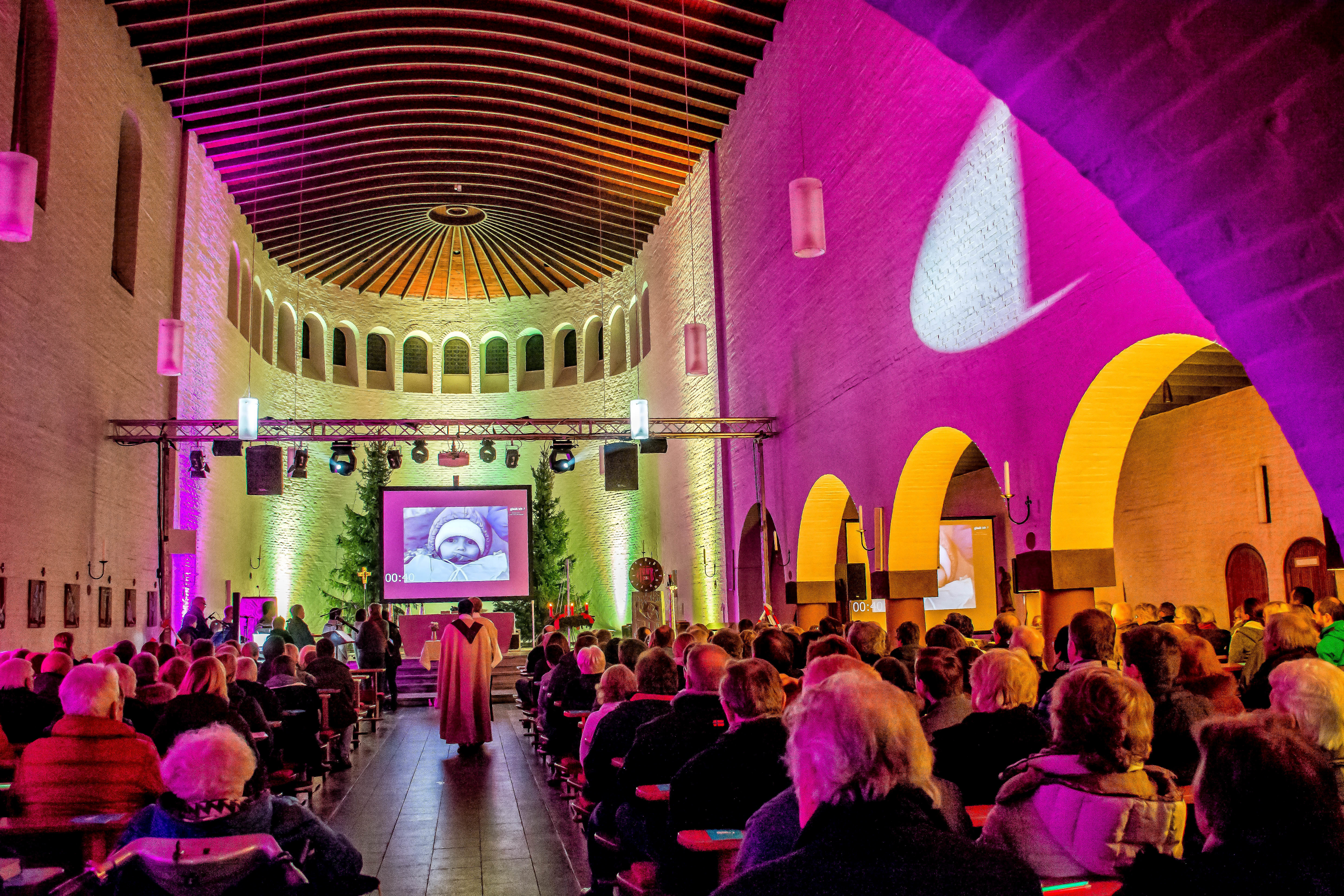 So voll war es erst kürzlich in der Herz-Jesu-Kirche. Jetzt ist sie gesperrt wegen eines Statikproblems der Holzdachkonstruktion. Foto: BR Birgit Meerfeld