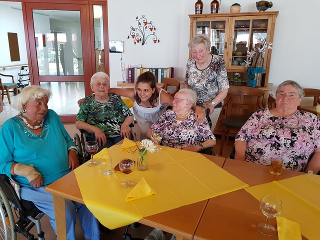 Majana Kabisch freut sich: Mit diesen Herrschaften geht es nächsten Dienstag ans Meer. Anna Eichholt (4.v.l.) wird dann auch Hochseeangeln.