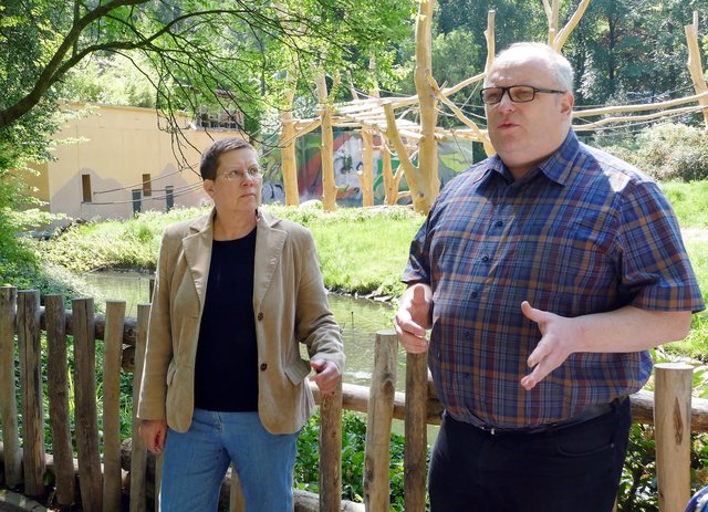 Dezernentin Birgit Zoerner und Dr. Frank Brandstätter bei der Eröffnung des Regenwaldhauses. | Foto: Andreas Klinke