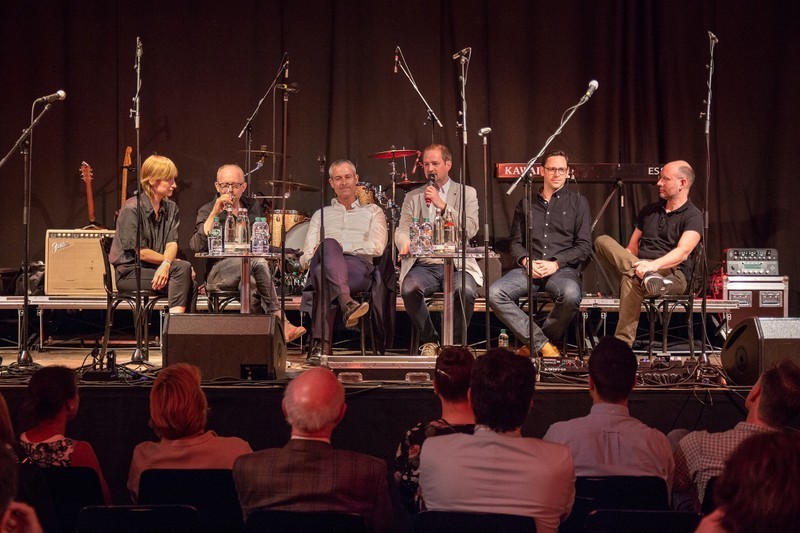 v.l.n.r.: Ina Schulz (Plattenlabel Unique Records & Publishing), Prof. Dieter Falk (Musikproduzent / Komponist), Michael Becker (Intendant Tonhalle Düsseldorf und Düsseldorfer Symphoniker), Moderator Christian Zeelen (Chefredakteur Antenne Düsseldorf), Lars Terlinden (Leiter Kompetenzzentrum Kultur- & Kreativwirtschaft im Amt für Wirtschaftsförderung), Michael Brill (Geschäftsführer D.LIVE).