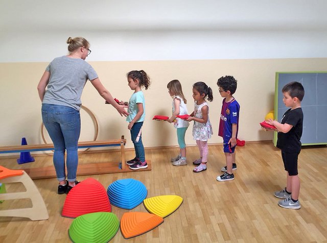 Die Kinder wurden von den Betreuern an ihre sportlichen Aufgaben herangeführt. Foto: privat