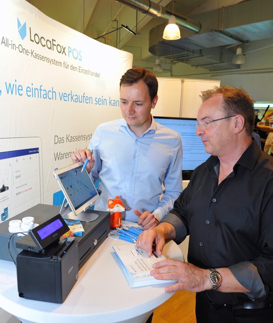 Das Kassensystem der Firma LocaFox hat den Warenbestand stets „im Blick“ und kann die Infos in Echtzeit unter anderem an den Internetshop weitergeben. Hier lässt sich der Einzelhändler Ingo Schulz (rechts) das System von Michael Wendt, Mitgründer der Firma LocaFox, erklären.