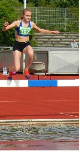 Bei ihrem ersten Wettkampf über 2000 m Hindernis stellte die 16-jährige Marlerin Teresa Schulte-Wermlinghoff von der LG Dorsten bei dem "Meeting der krummen Strecken" in Pliezhausen mit 7:01,05 min einen neuen Kreisrekord für die U20 auf.