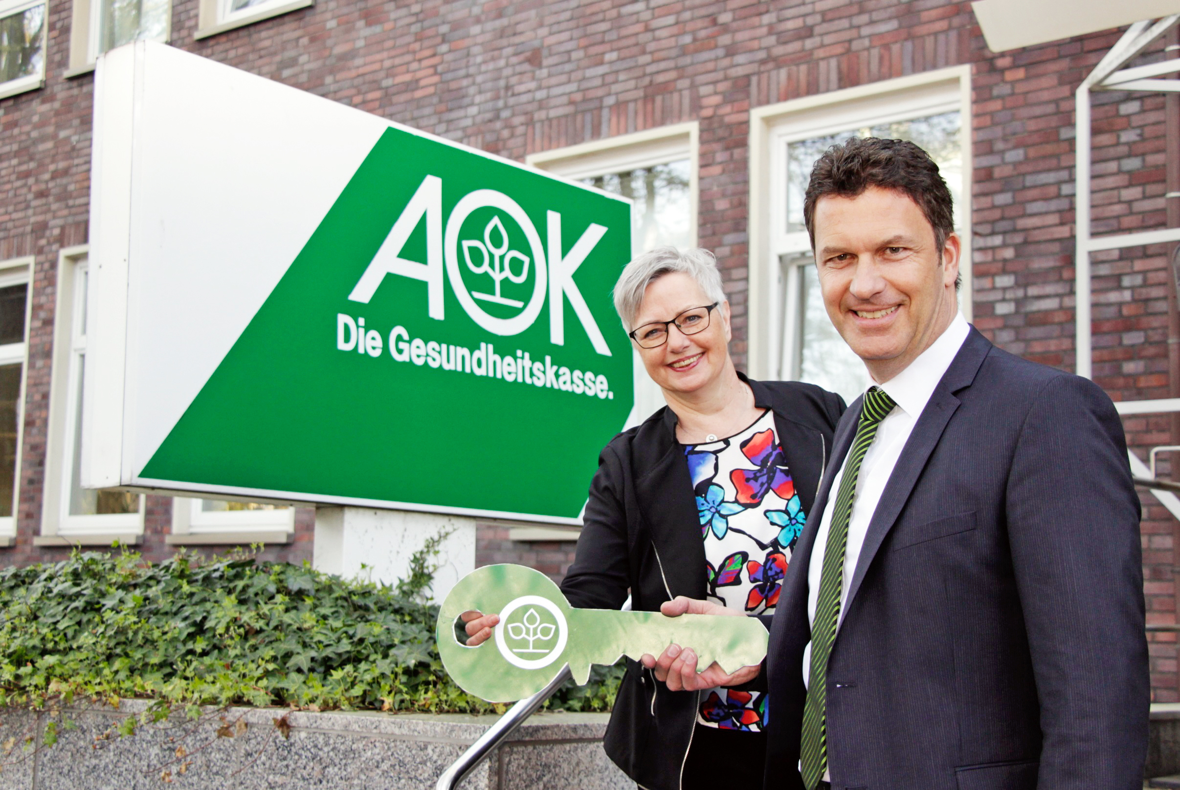 Claudia Koch (l.) übergab den Schlüssel und gute Wünsche an ihren Nachfolger Jörg Kock.