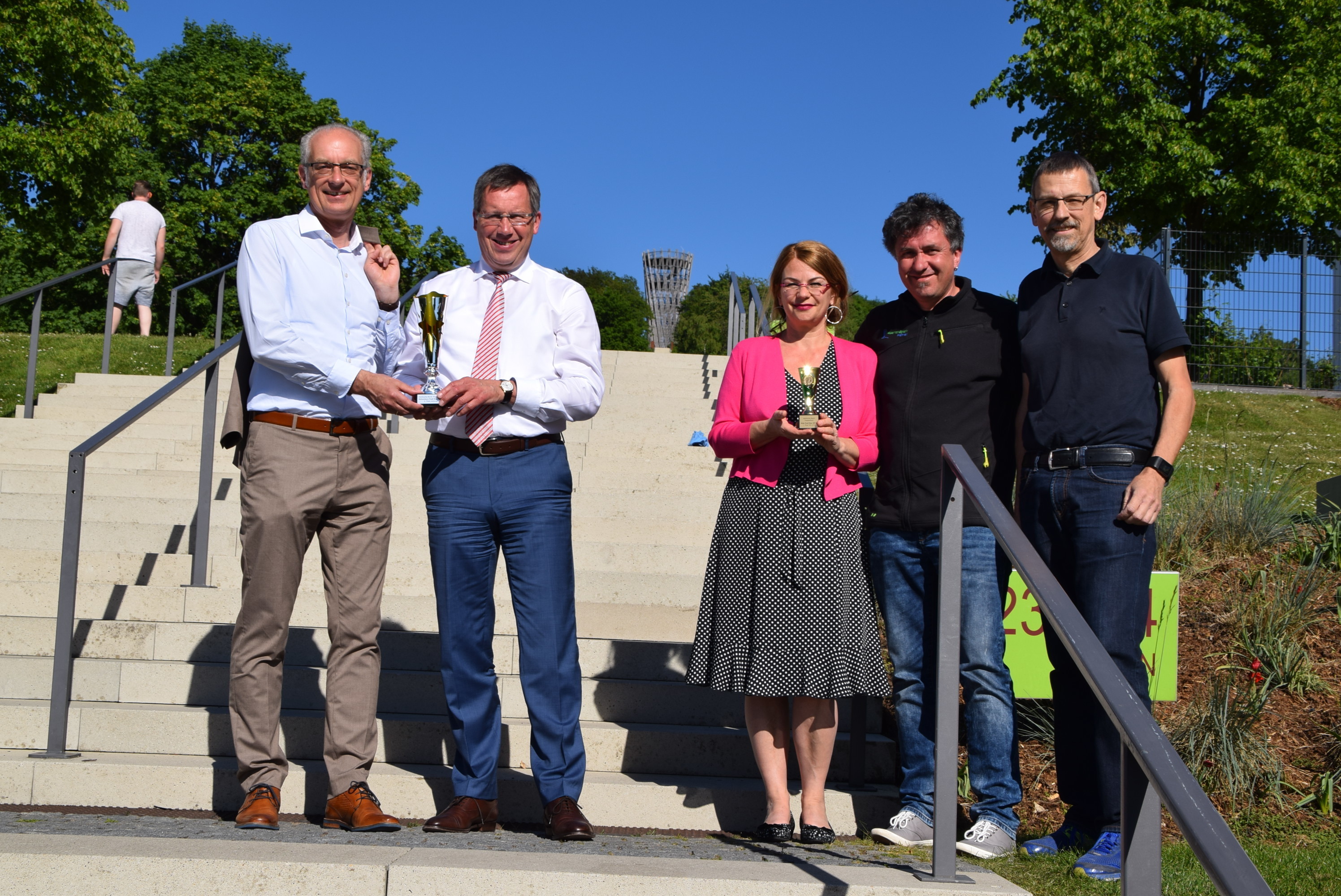 Von links: Bürgermeister Michael Heilmann, Hermann Backhaus, Silke Weidenheimer (beide Märkische Bank), Dieter Knoblich (Sportlicher Leiter) und Oliver Geselbracht (Eventleiter Sauerlandpark) freuen sich auf den 4. Hemeraner Treppenlauf.