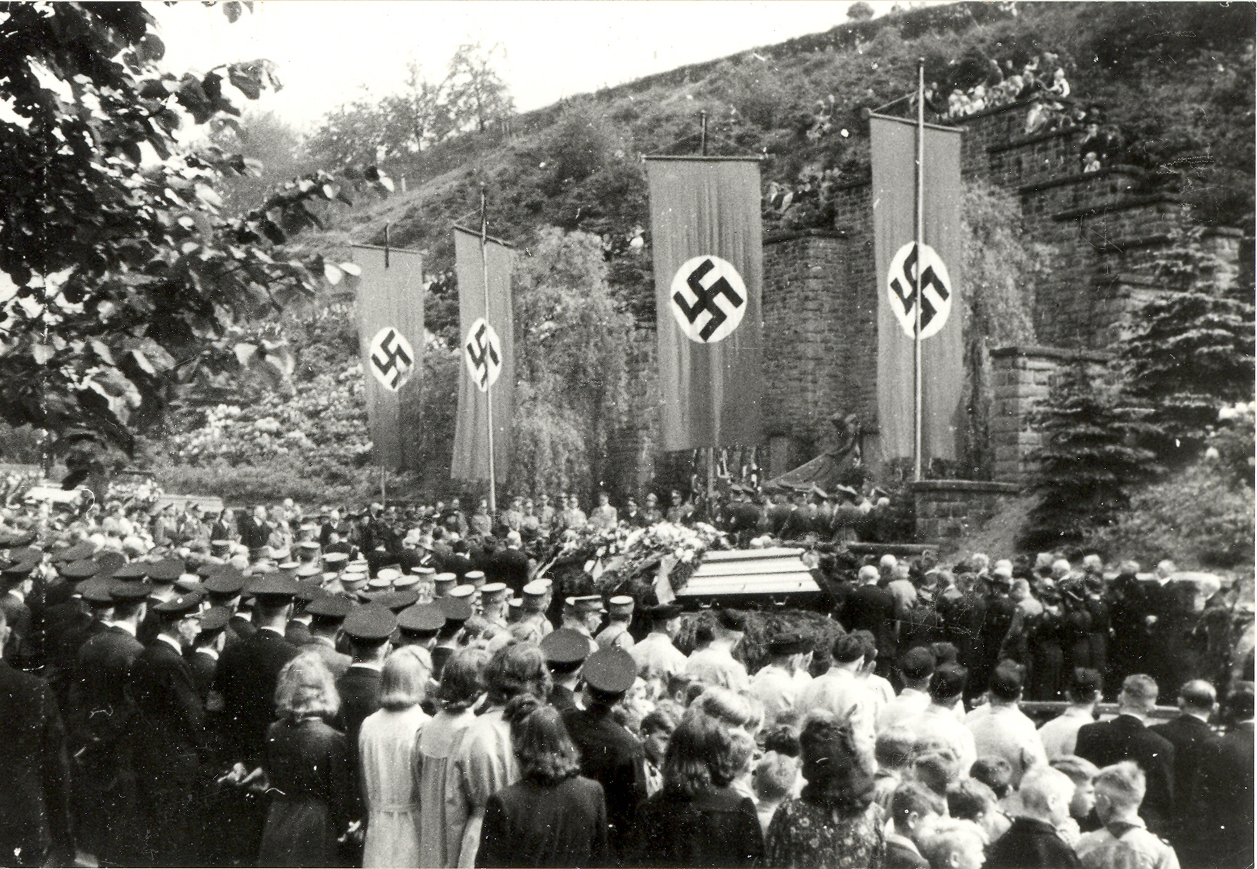 Die Trauerfeier im Juni 1943. (Anm.d.Red.: Auch wenn sich der ein oder andere womöglich an den Symbolen "stoßen" sollte, hat die Stadtspiegel-/Lokalkompass-Redaktion dieses Bild im Kontext der historischen Dokumentation bewertet und deshalb eine unzensierte Veröffentlichung vorgenommen.) Fots: Stadtarchiv Fröndenberg
