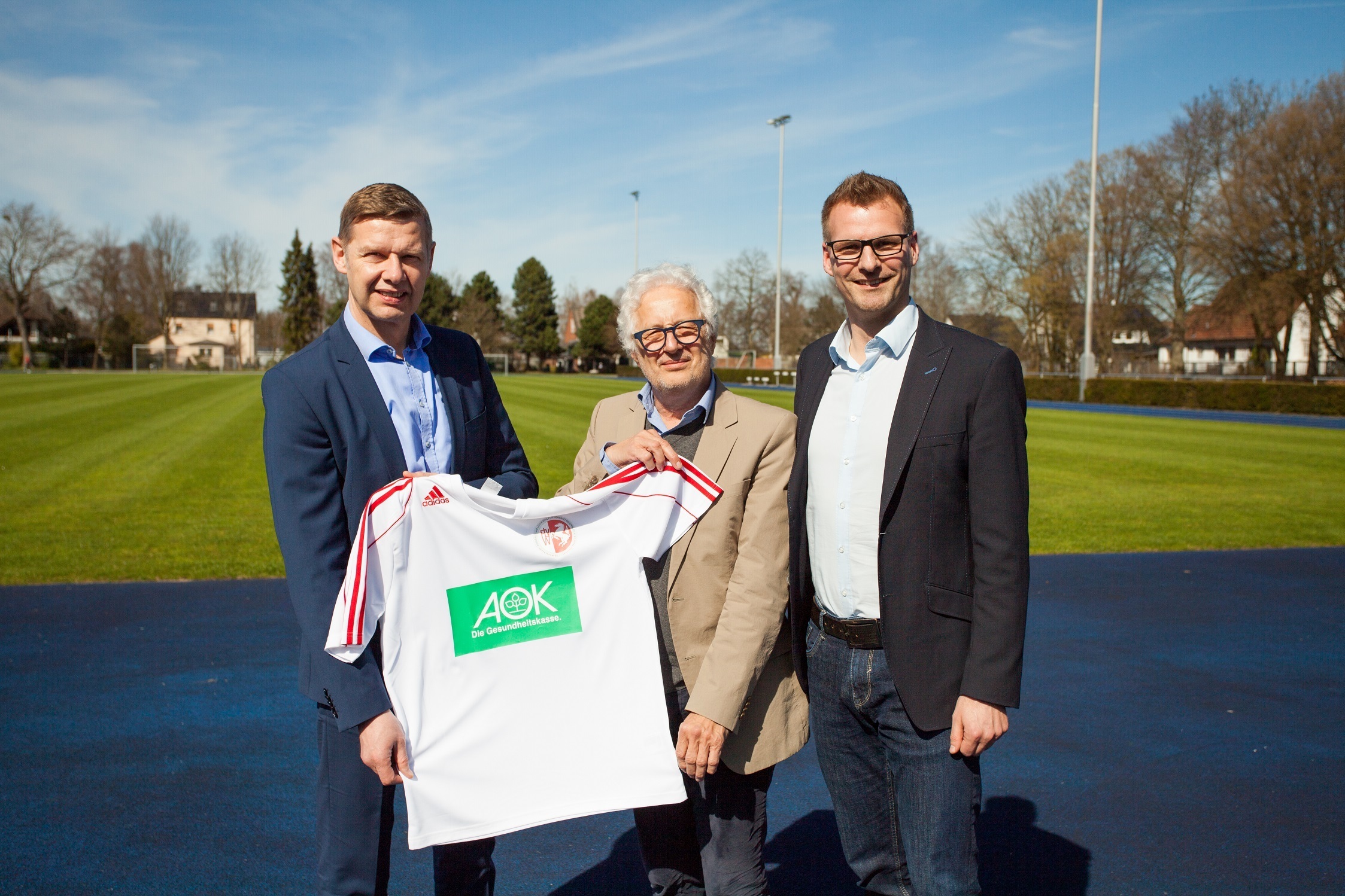 Besiegeln die gemeinsame Partnerschaft zwischen FLVW und AOK (v.l.): Frank Simolka (AOK NORDWEST), Gundolf Walaschewski (FLVW) und Maurice Hampel (FLVW-Service GmbH).