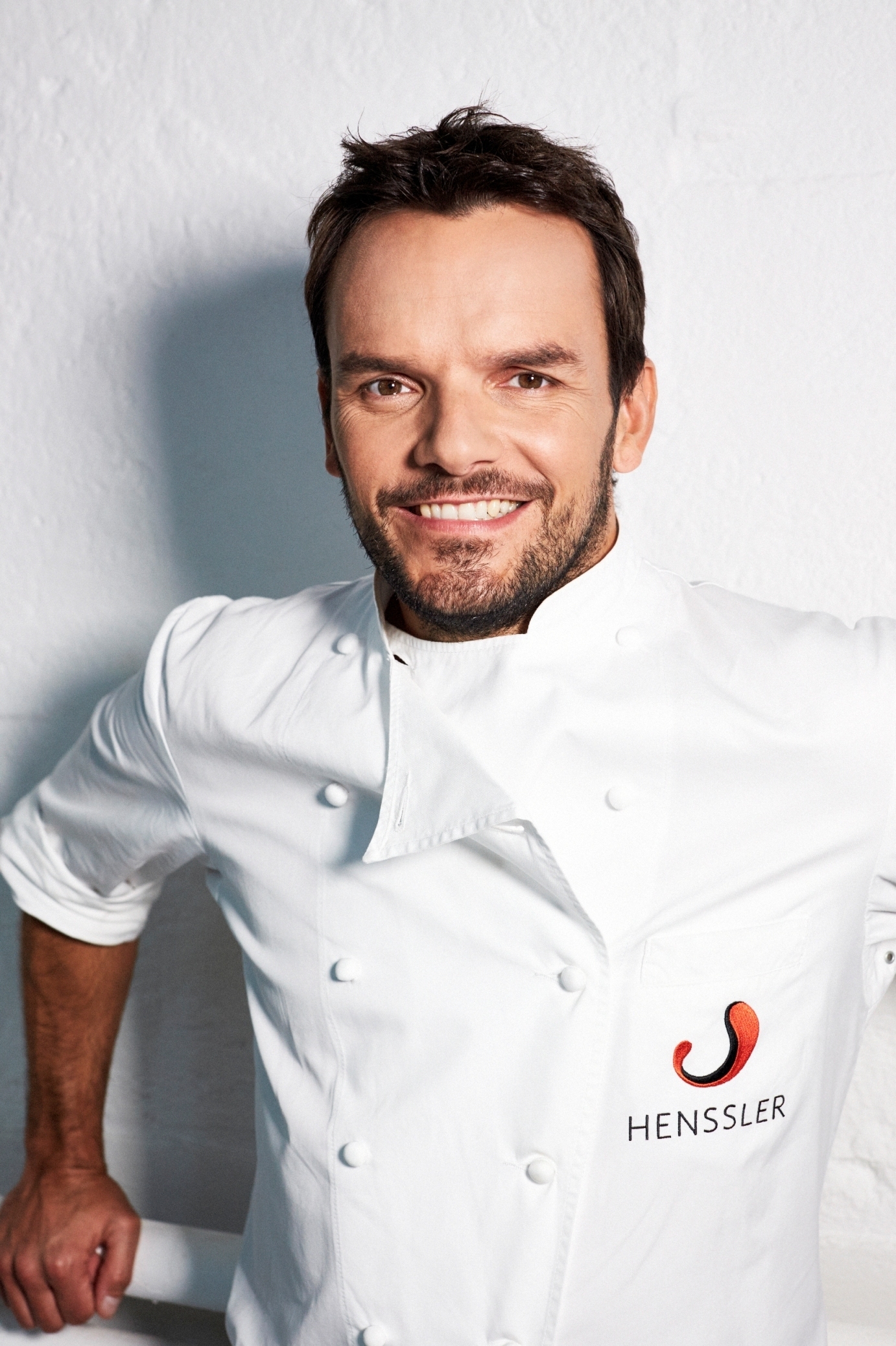 Steffen Henssler bietet mit seiner Kochshow "Henssler tischt auf" zwei Stunden kurzweilige Unterhaltung, Rezepte und Küchentricks. Foto: P. Rathmer